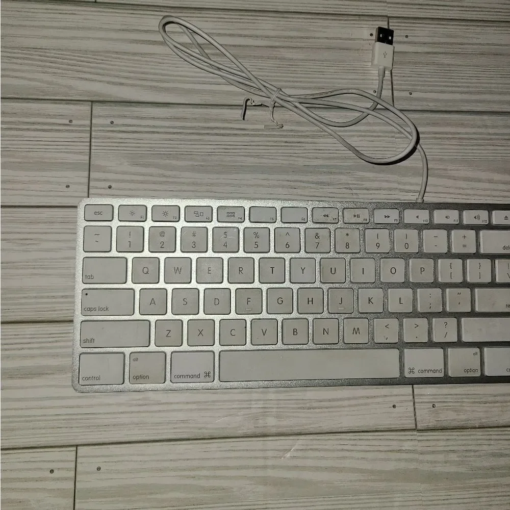 Genuine Apple A1243 White Wired Mac Standard USB Keyboard With Numeric Keypad